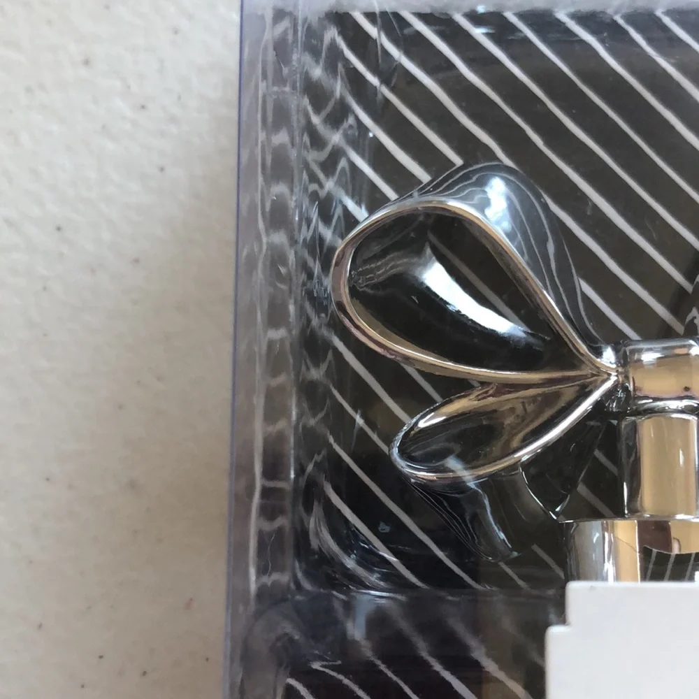 Wild Eye Designs silver shiny bow wine stopper